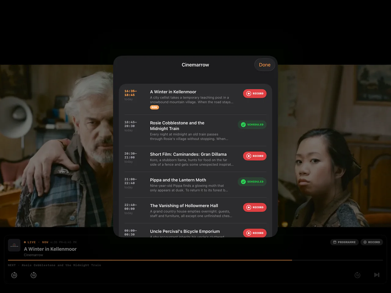 Der Programmführer für Cinemarrow über dem Live-Bild auf dem iPad mit zur Aufnahme vorgemerkten Sendungen.